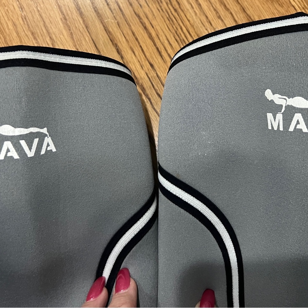 Mava Gray Knee Sleeves